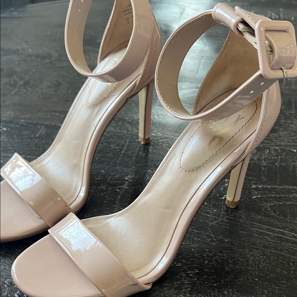 Mix No. 6 Cream Heels with Stiletto Design - Picture 5 of 9